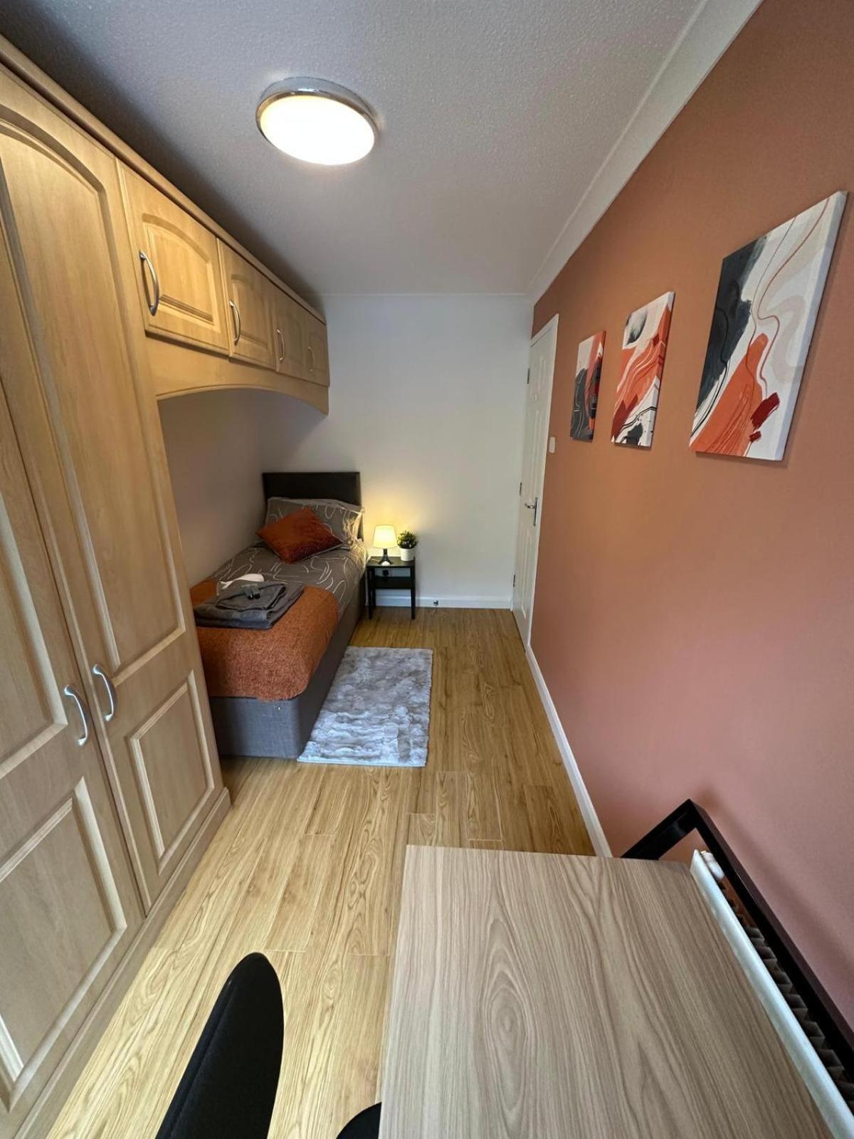 Stylish Townhouse-sleeps 9-free Parking *
