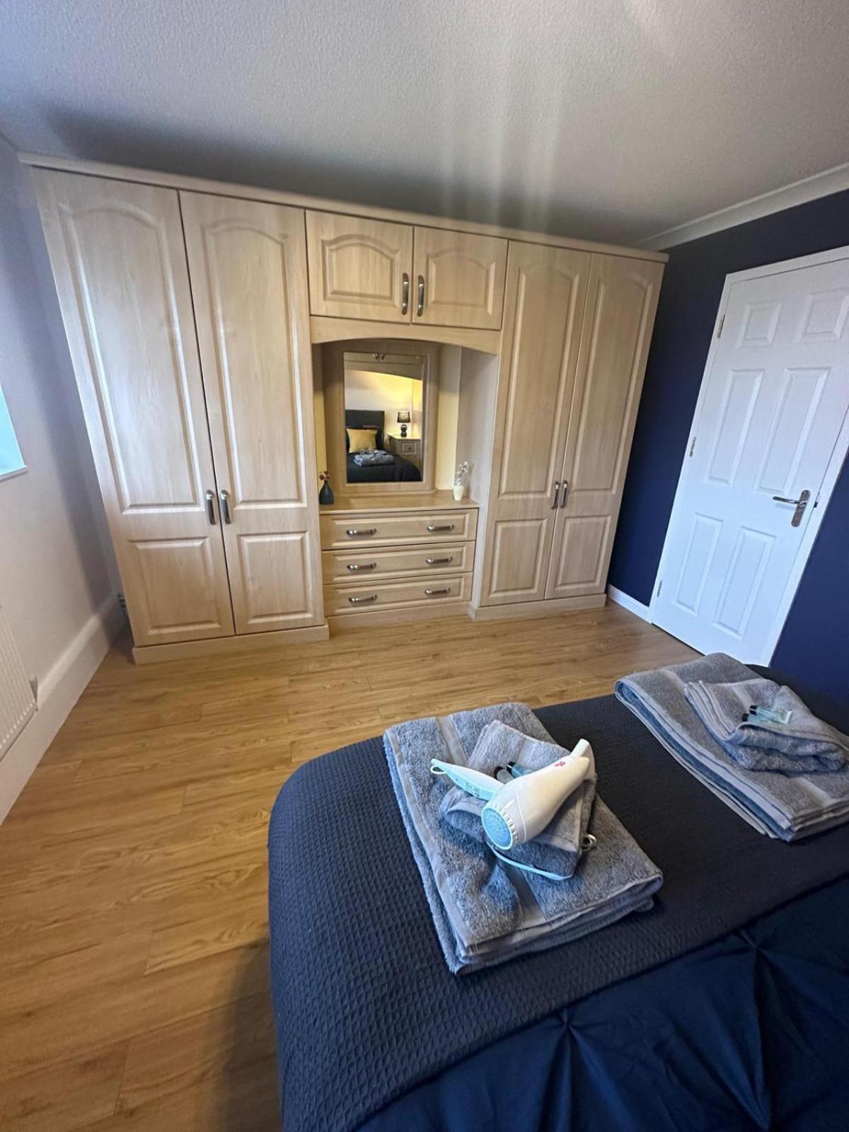 Homestay Stylish Townhouse-sleeps 9-free Parking *