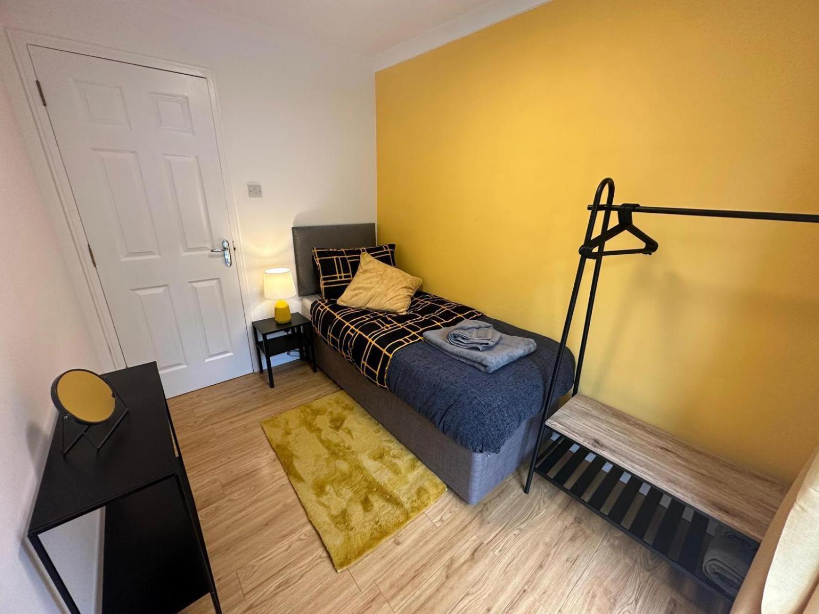 Stylish Townhouse-sleeps 9-free Parking