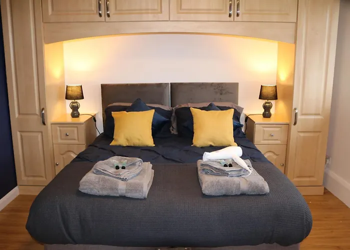 Stylish Townhouse-Sleeps 9-Free Parking