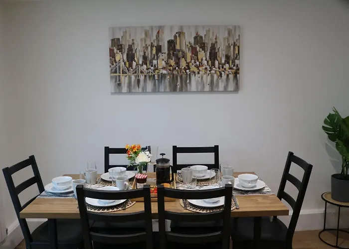 Stylish Townhouse-Sleeps 9-Free Parking