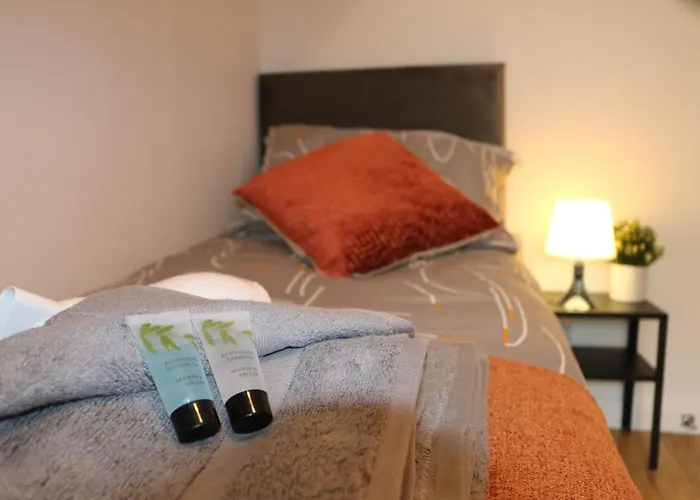 Stylish Townhouse-Sleeps 9-Free Parking