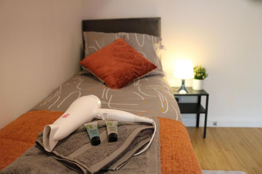 Stylish Townhouse-sleeps 9-free Parking