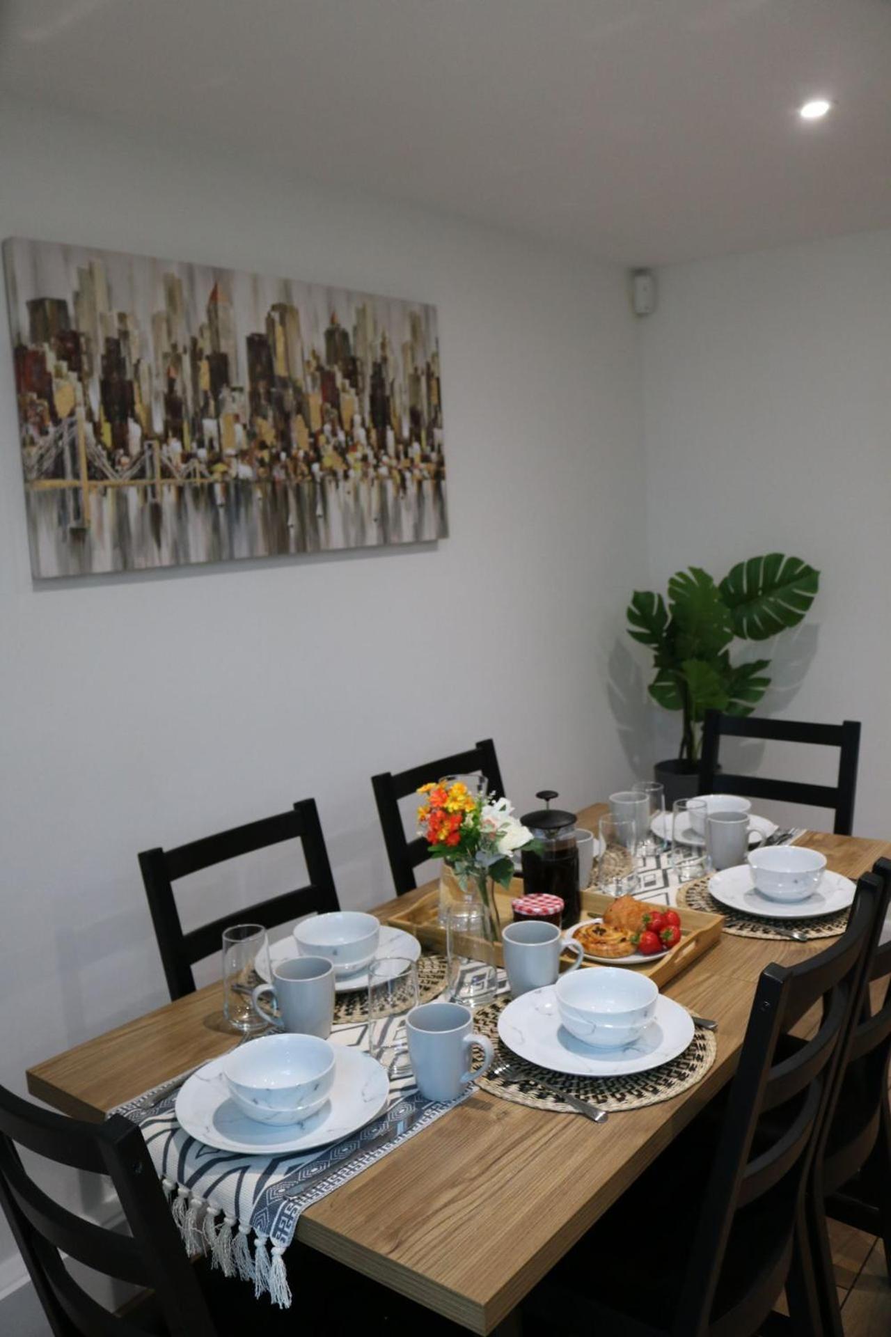 Stylish Townhouse-sleeps 9-free Parking Homestay