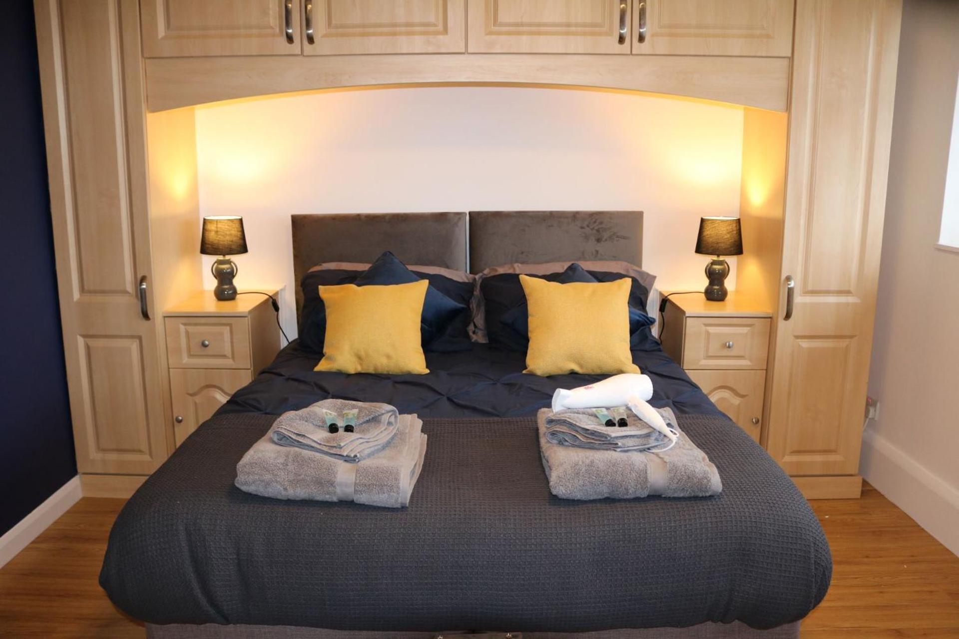 Stylish Townhouse-sleeps 9-free Parking * Milton Keynes