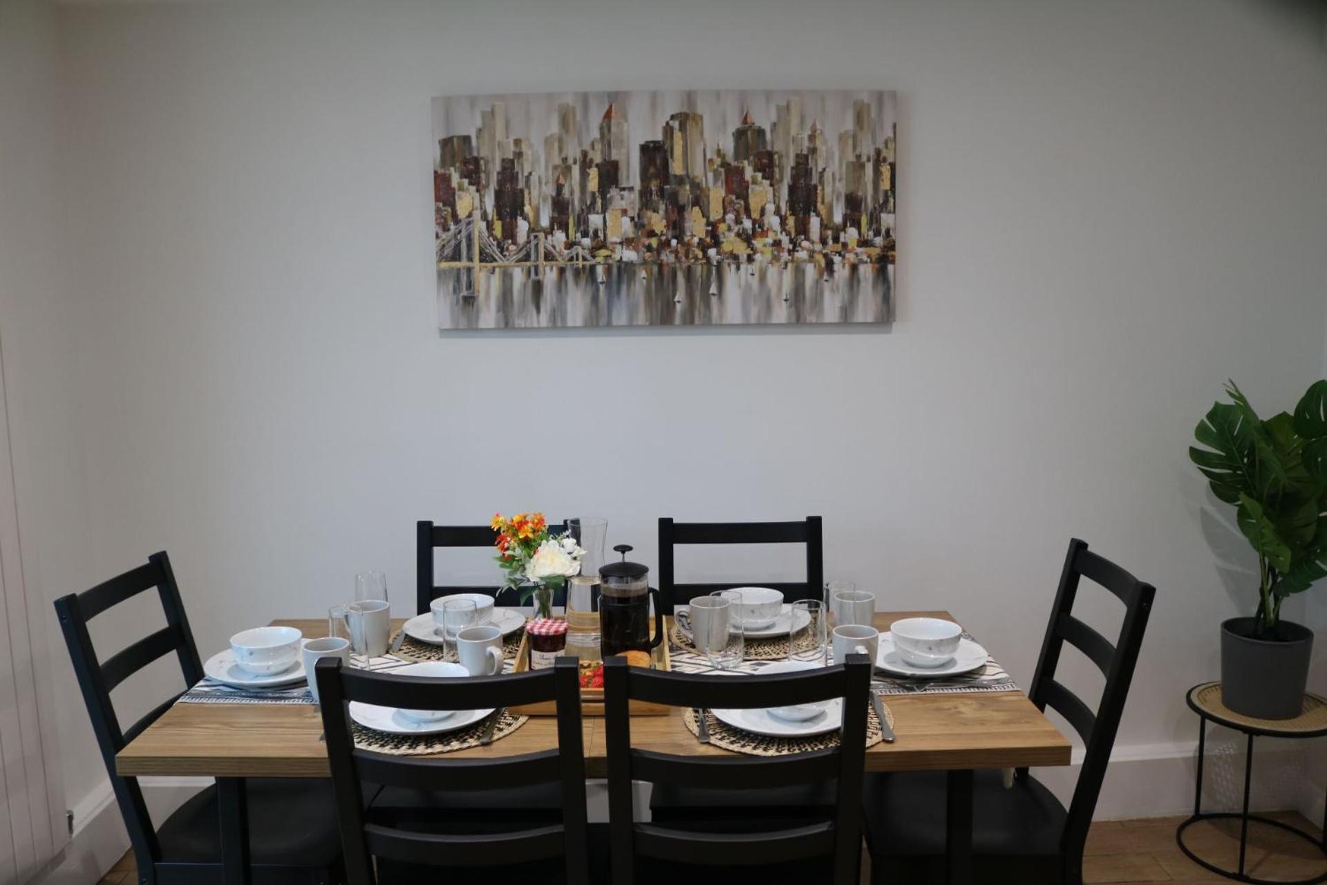 Stylish Townhouse-sleeps 9-free Parking Homestay Milton Keynes