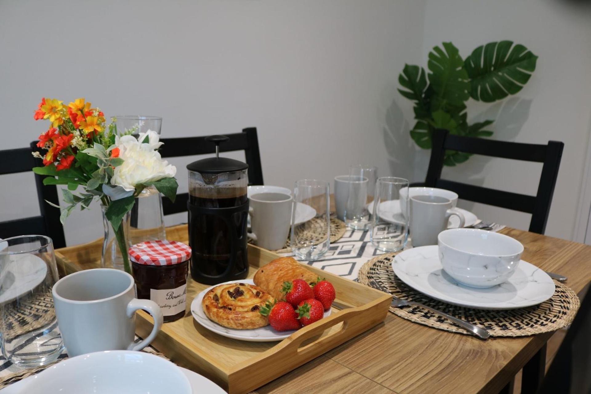 Homestay Stylish Townhouse-sleeps 9-free Parking Milton Keynes