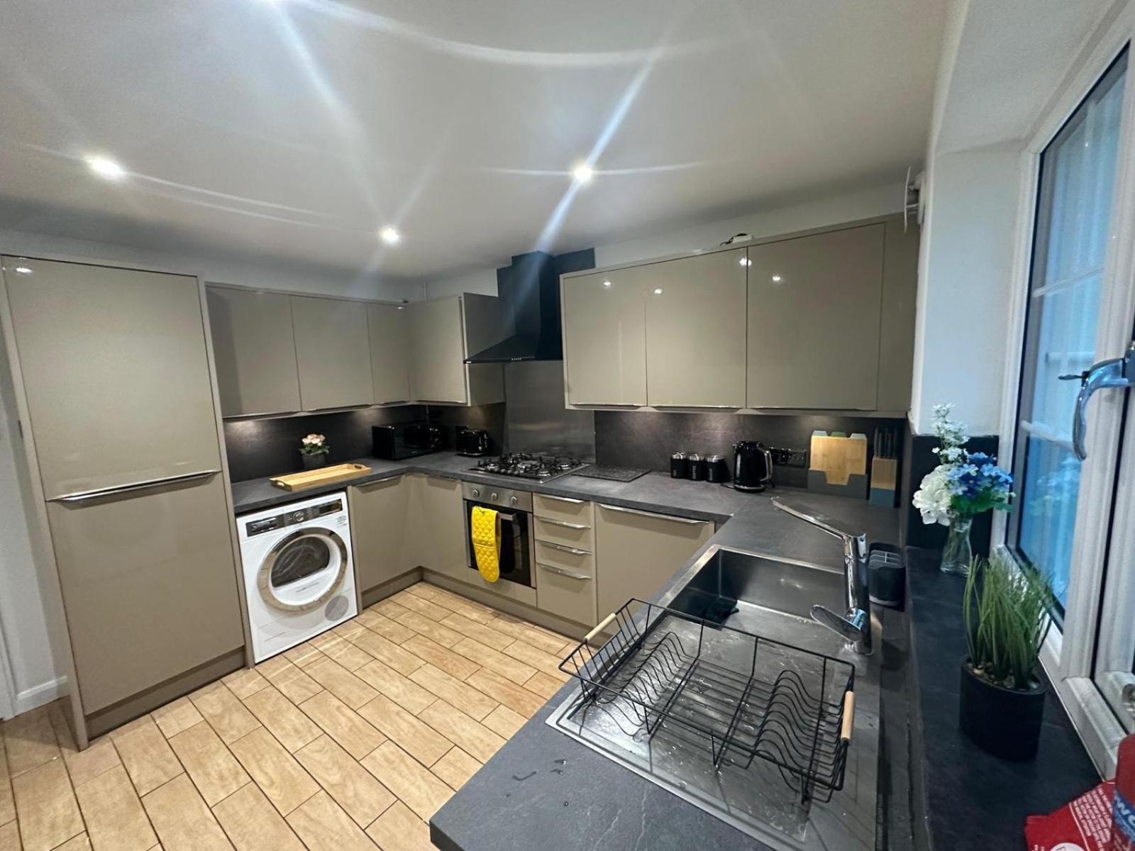 Homestay Stylish Townhouse-sleeps 9-free Parking