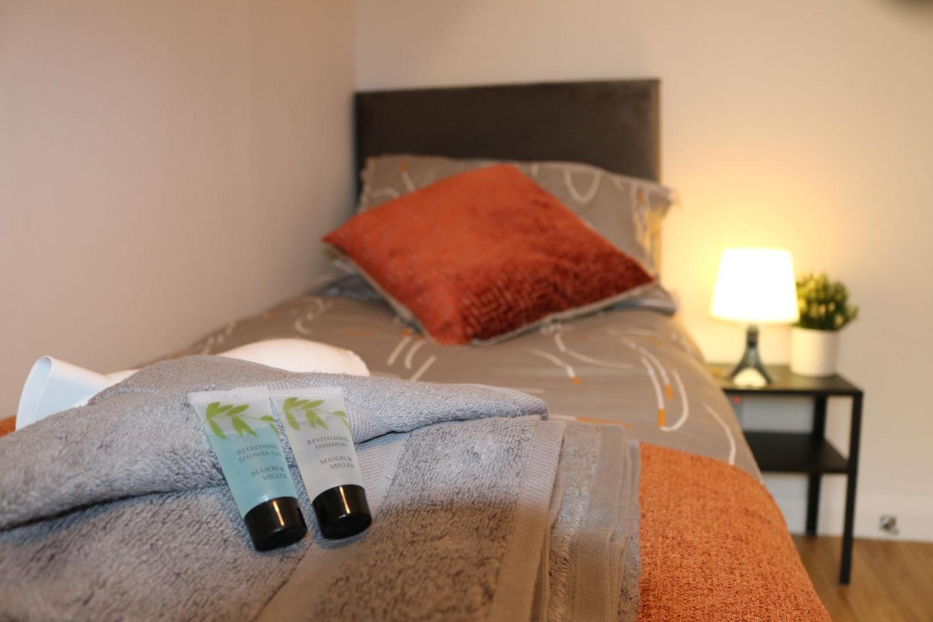 Stylish Townhouse-sleeps 9-free Parking *