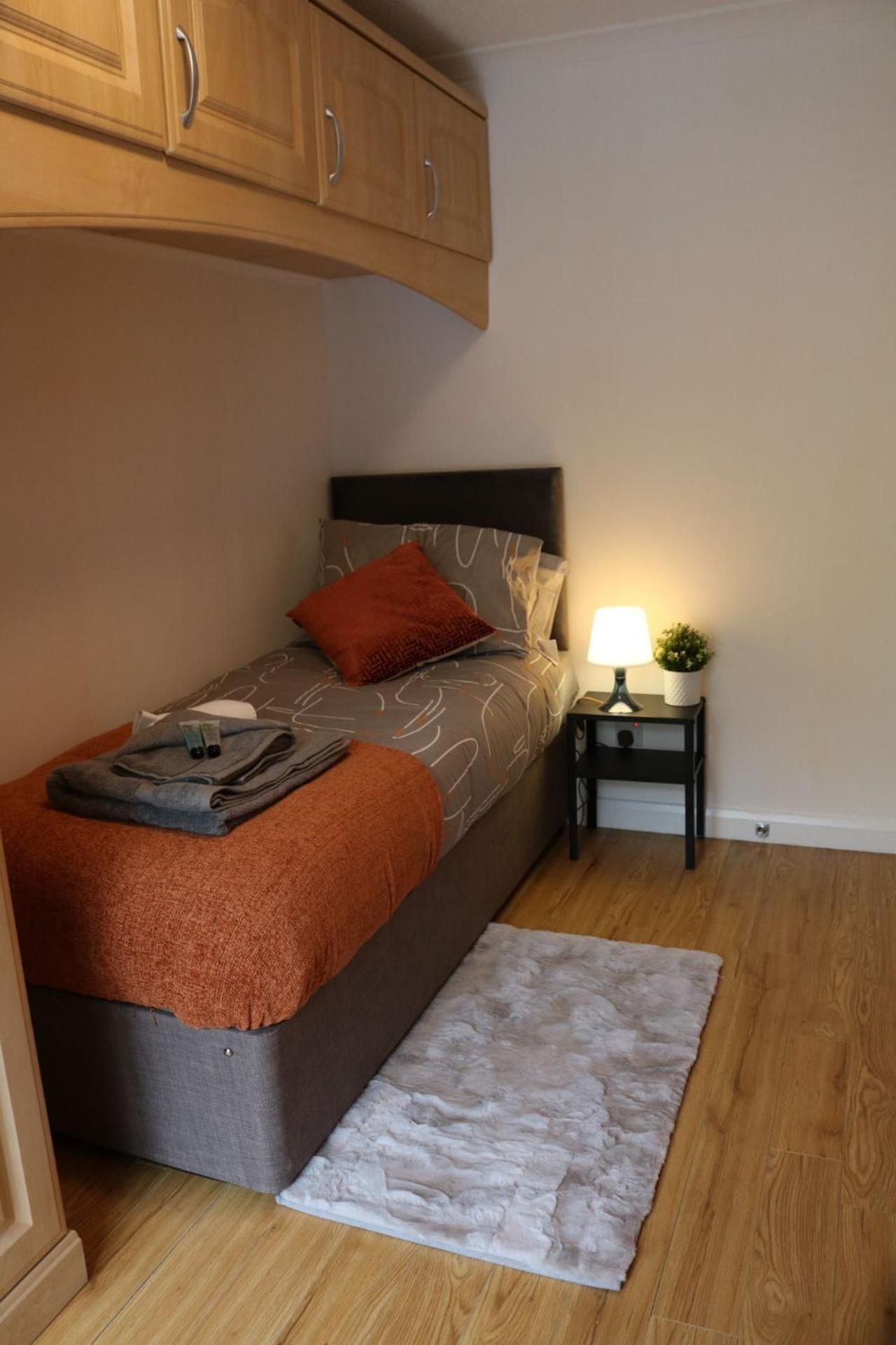 Stylish Townhouse-sleeps 9-free Parking Homestay *