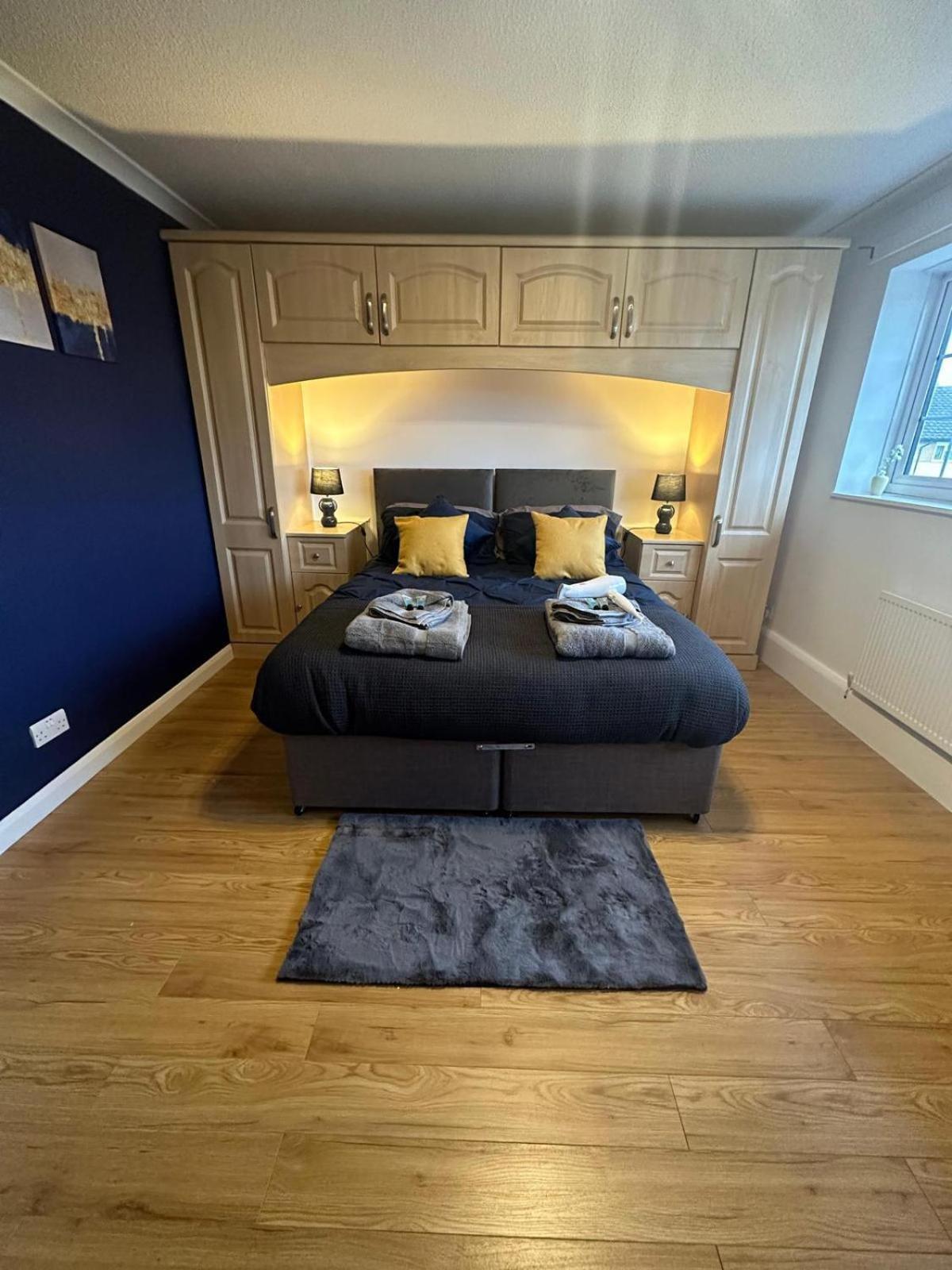 Stylish Townhouse-sleeps 9-free Parking Homestay Milton Keynes