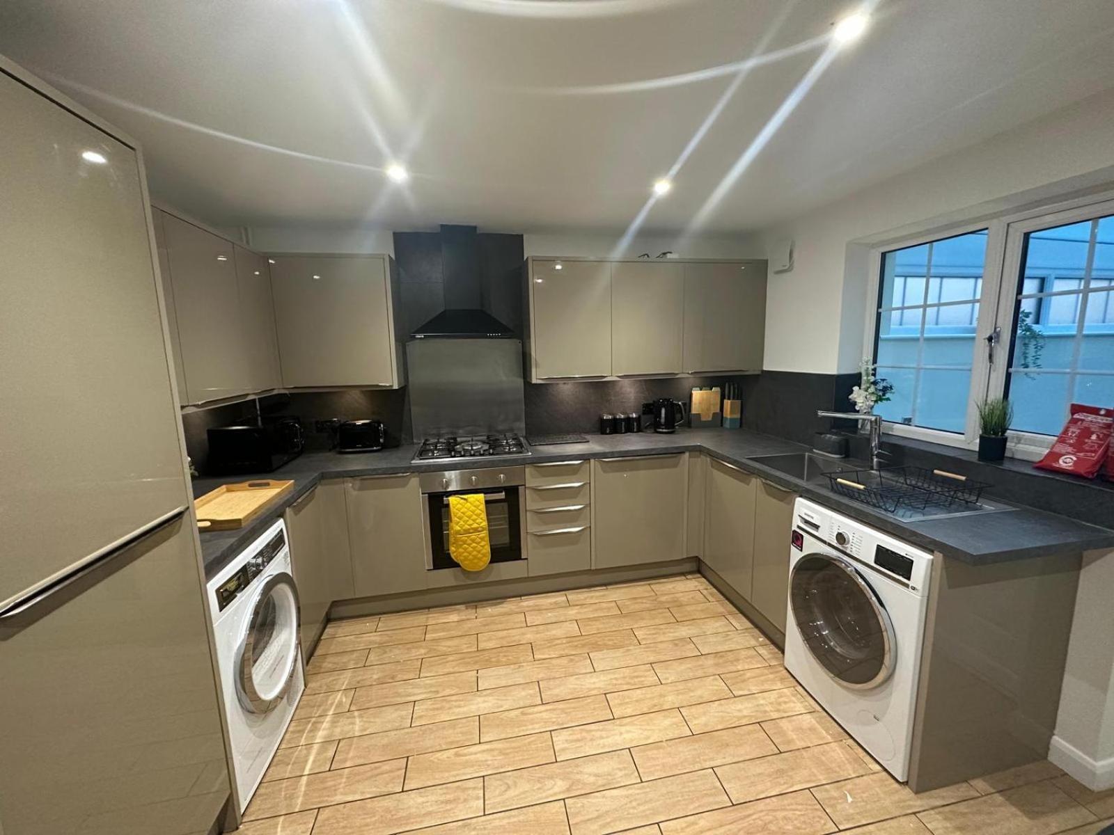 Homestay Stylish Townhouse-sleeps 9-free Parking *