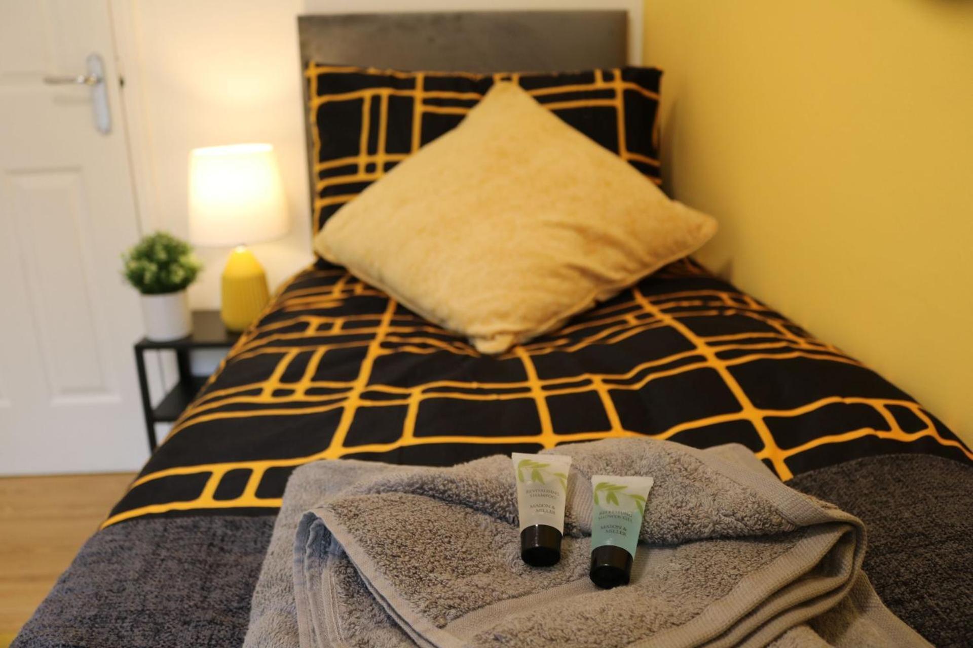 Homestay Stylish Townhouse-sleeps 9-free Parking