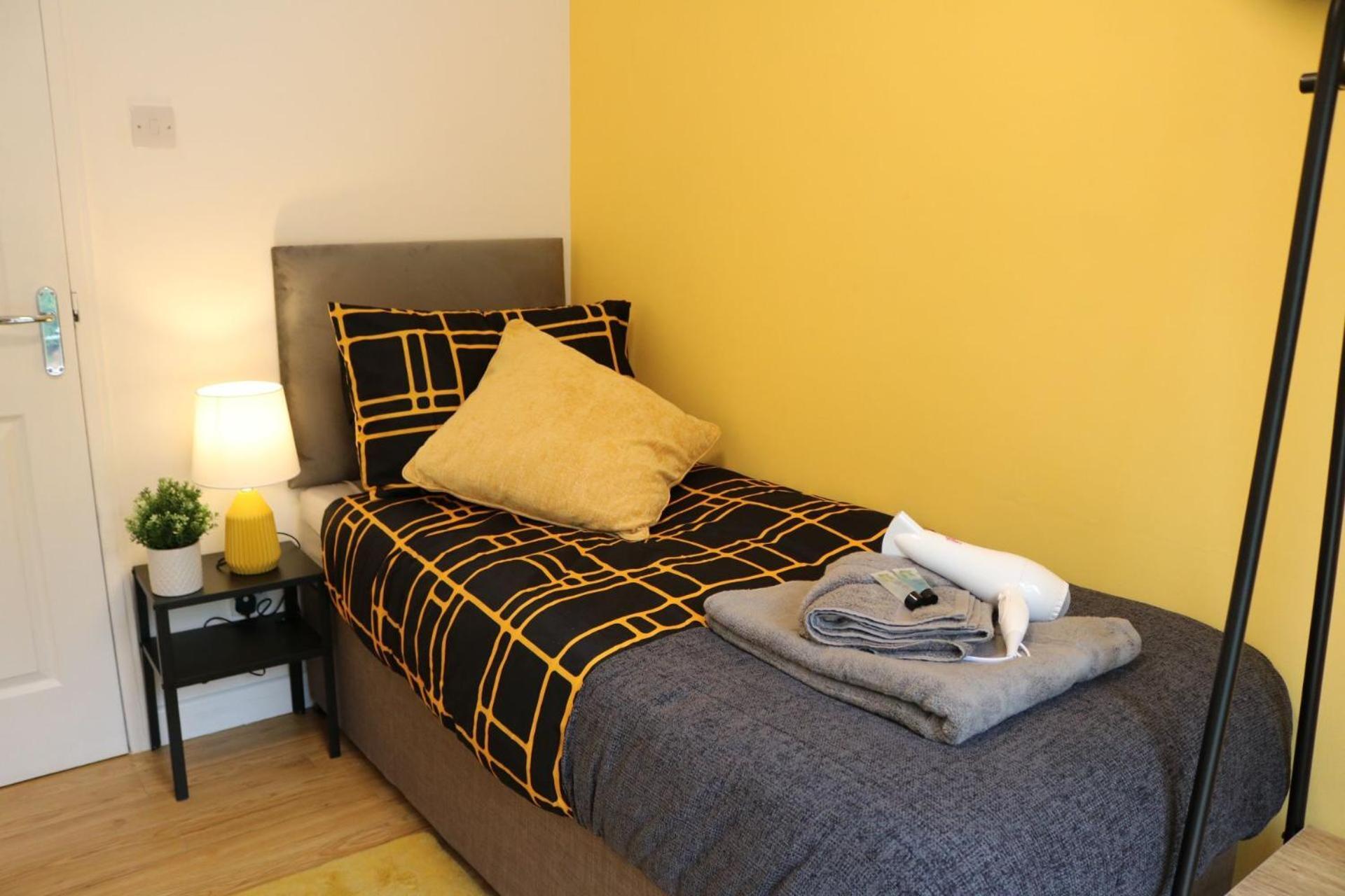 Stylish Townhouse-sleeps 9-free Parking Milton Keynes