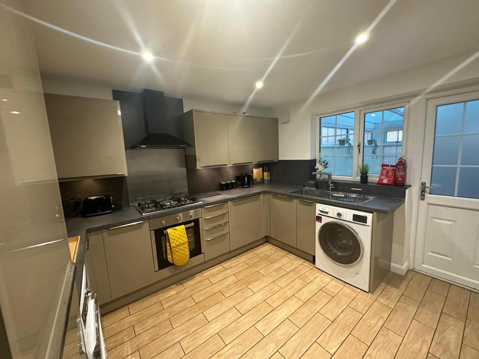 Stylish Townhouse-sleeps 9-free Parking Homestay