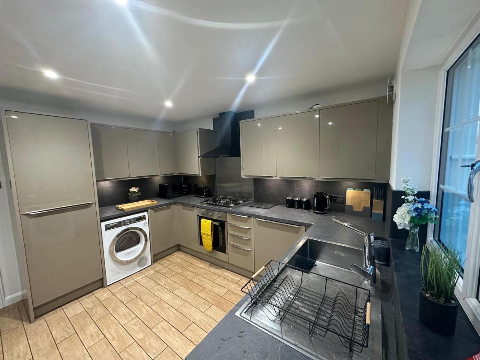 Homestay Stylish Townhouse-sleeps 9-free Parking *