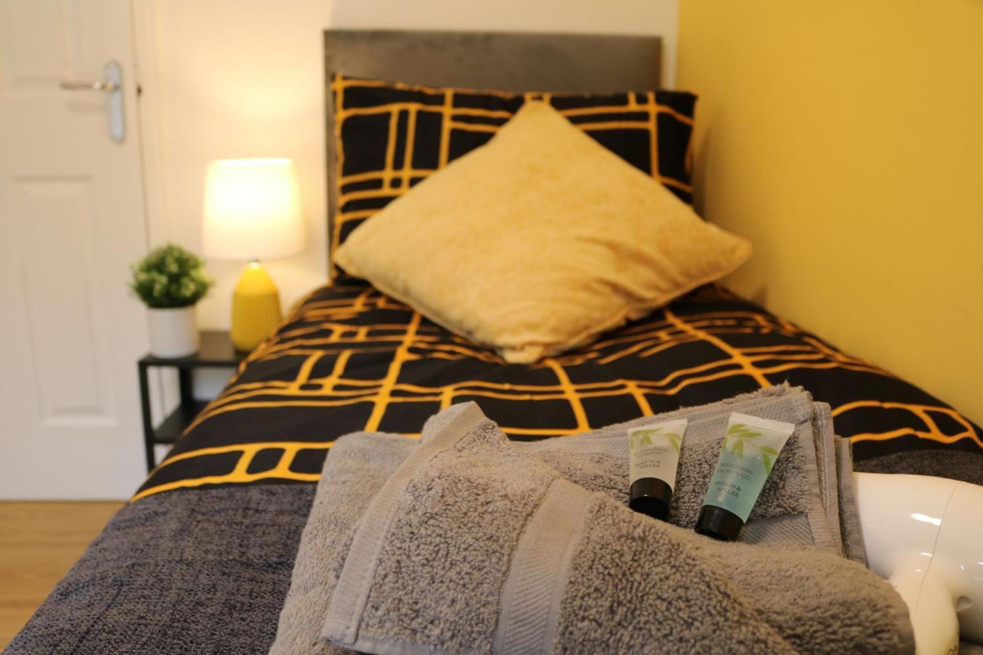 Stylish Townhouse-sleeps 9-free Parking Homestay *