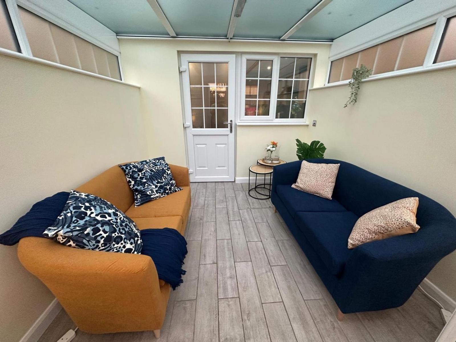 Homestay Stylish Townhouse-sleeps 9-free Parking *