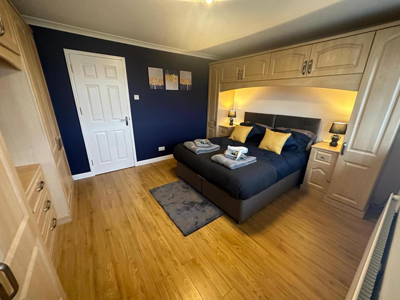 Stylish Townhouse-sleeps 9-free Parking Homestay Milton Keynes