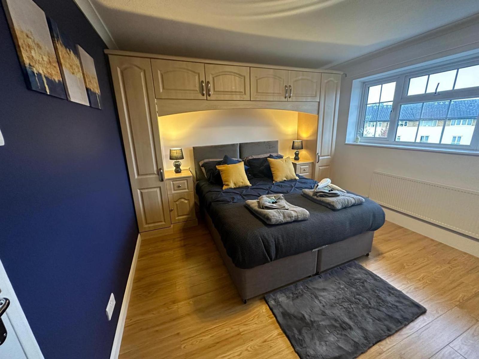Stylish Townhouse-sleeps 9-free Parking Milton Keynes