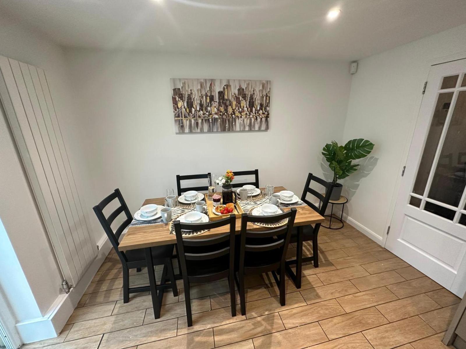 Homestay Stylish Townhouse-sleeps 9-free Parking *