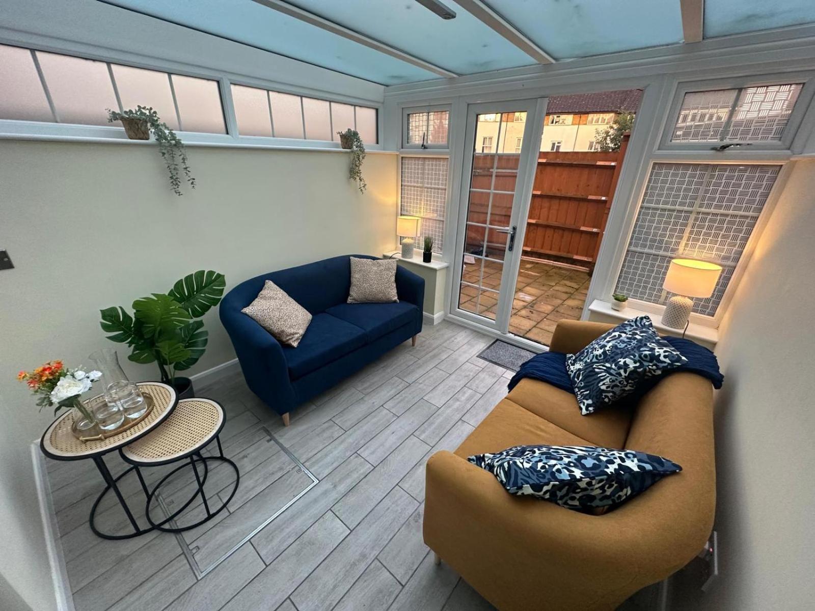 Stylish Townhouse-sleeps 9-free Parking Milton Keynes