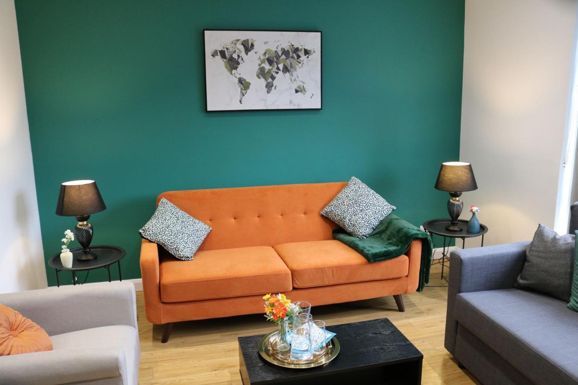 Stylish Townhouse-sleeps 9-free Parking * Milton Keynes
