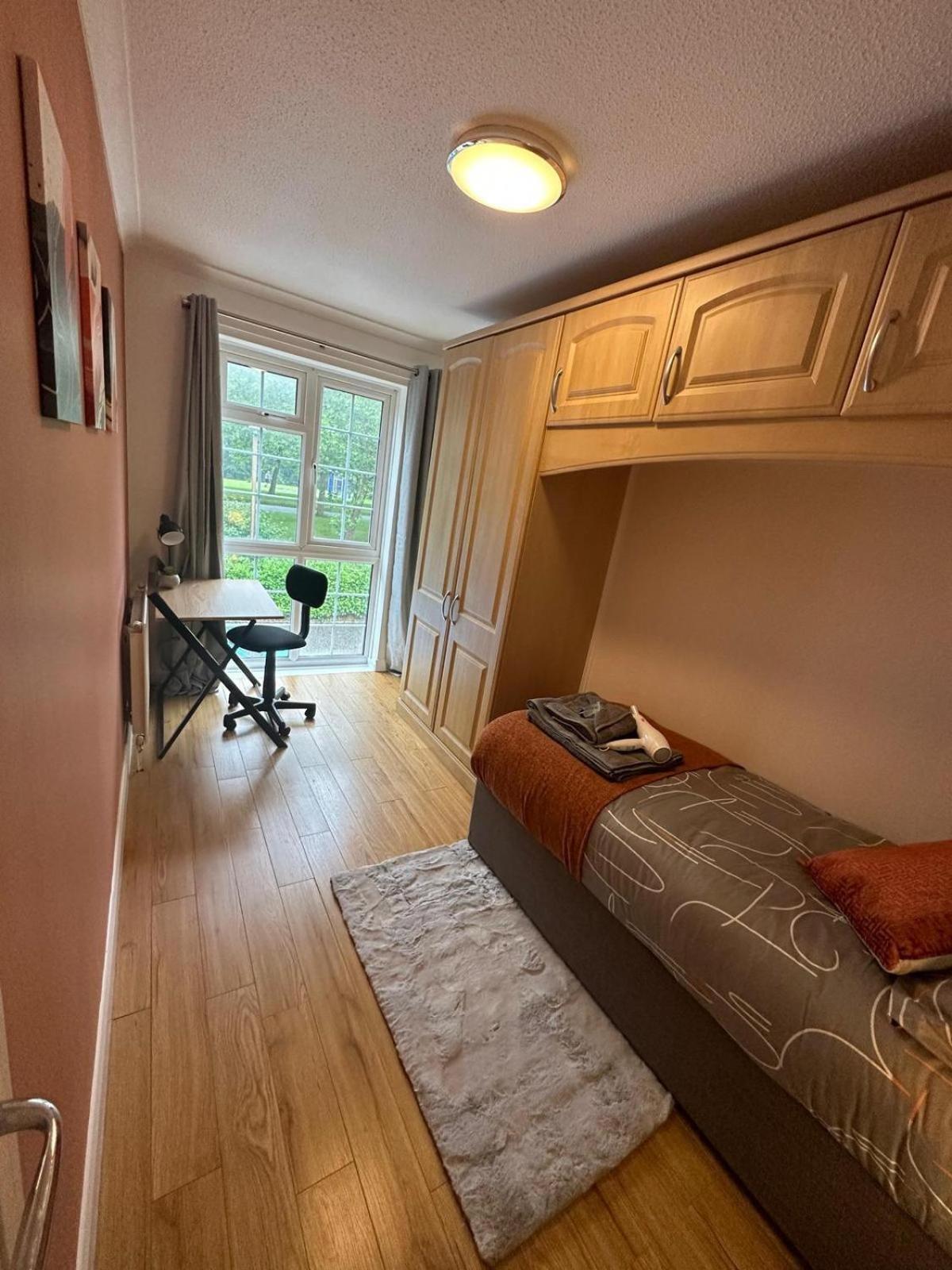 Stylish Townhouse-sleeps 9-free Parking *