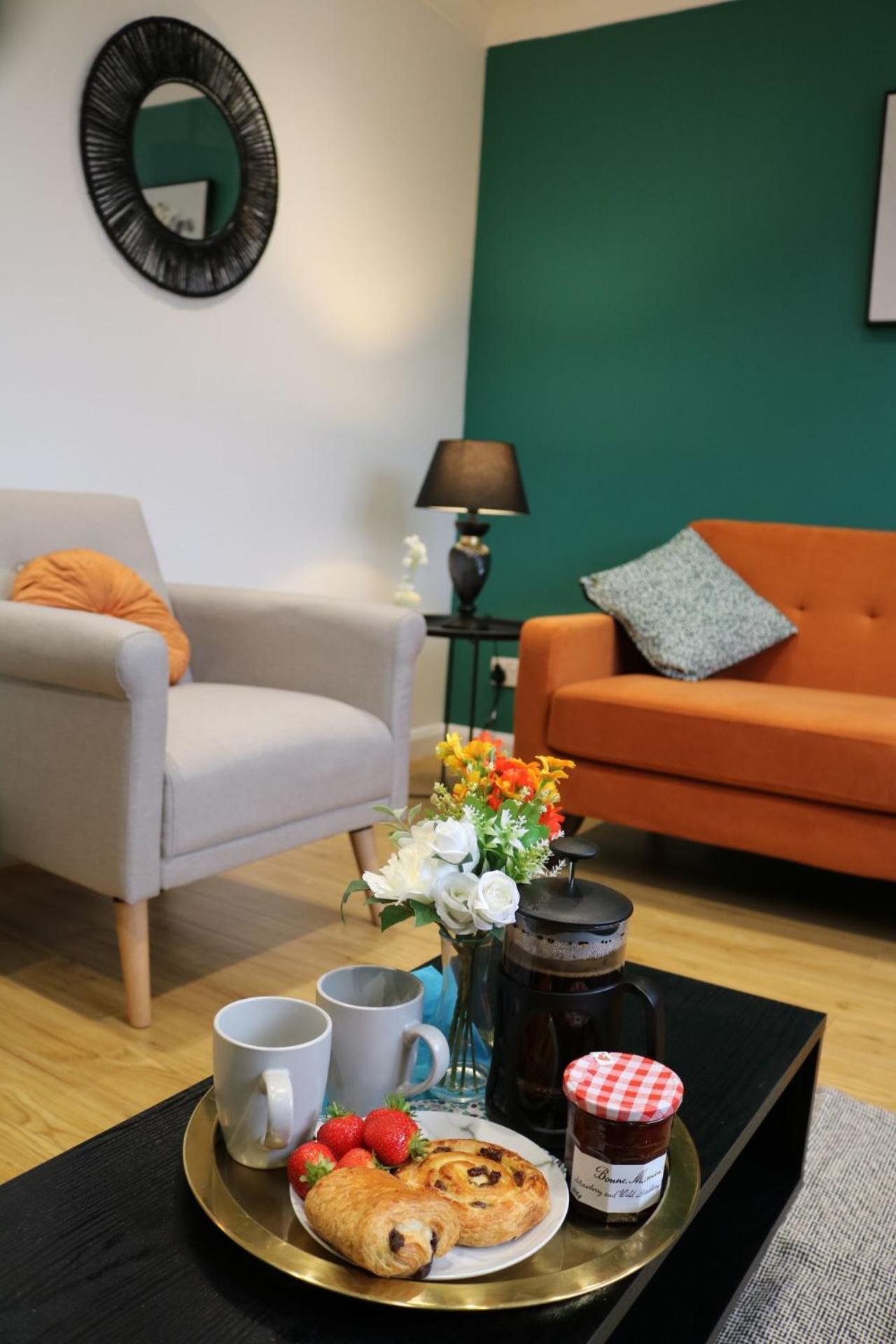 Homestay Stylish Townhouse-sleeps 9-free Parking Milton Keynes