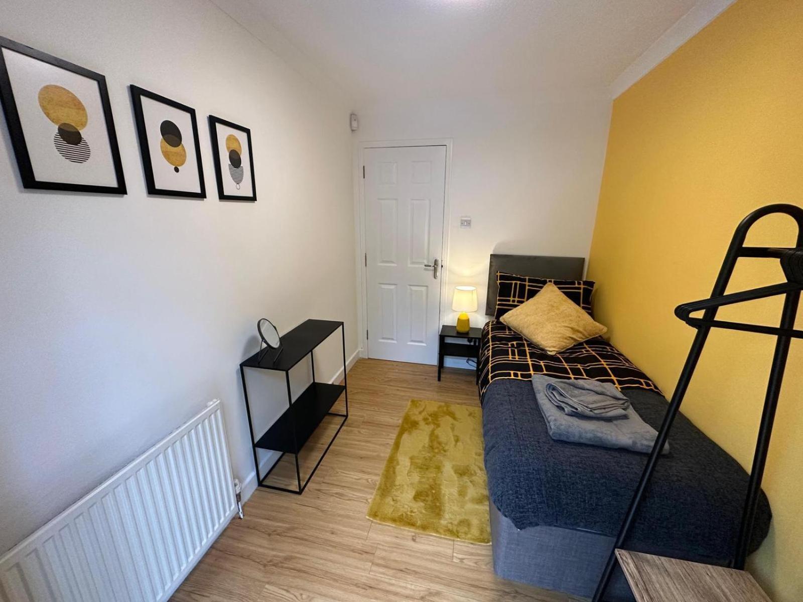 Stylish Townhouse-sleeps 9-free Parking * Milton Keynes