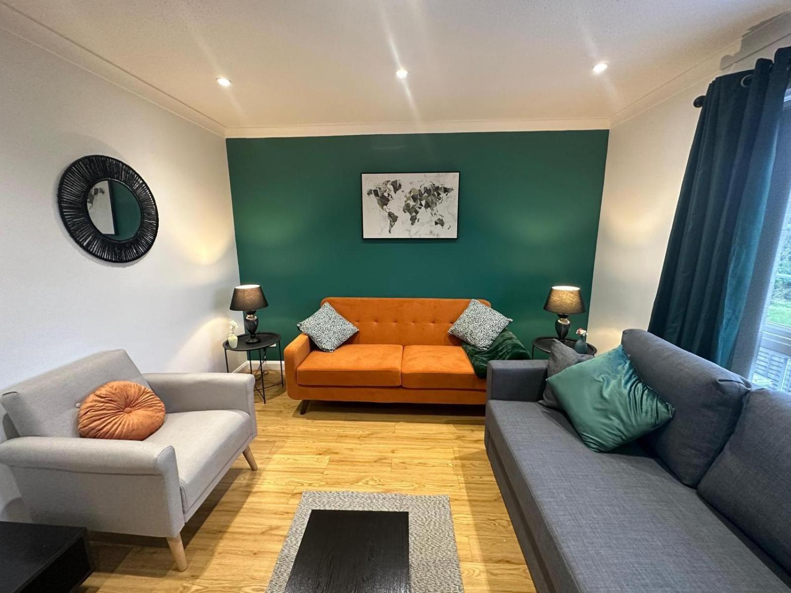 Stylish Townhouse-sleeps 9-free Parking Homestay *