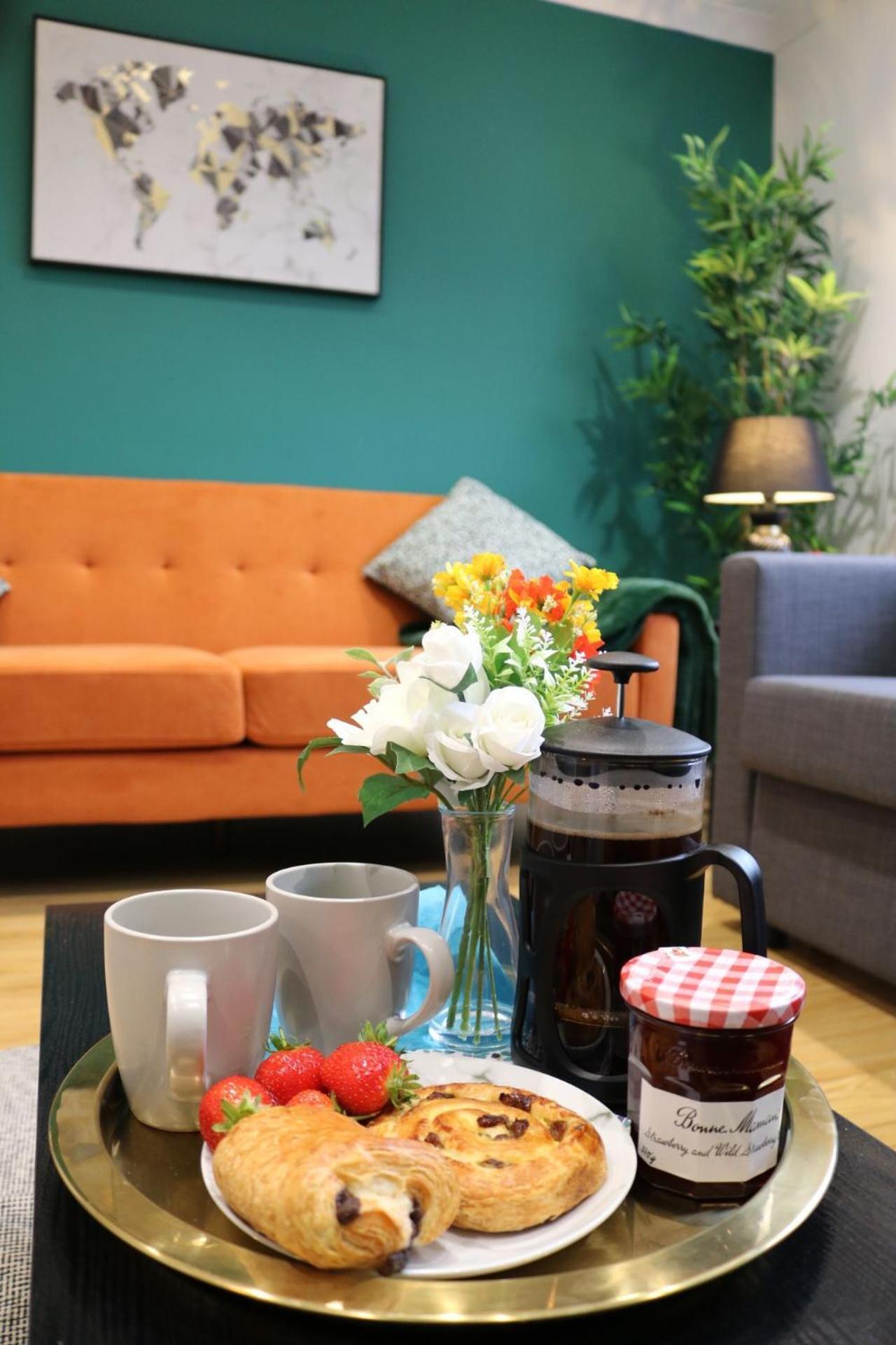 Homestay Stylish Townhouse-sleeps 9-free Parking Milton Keynes