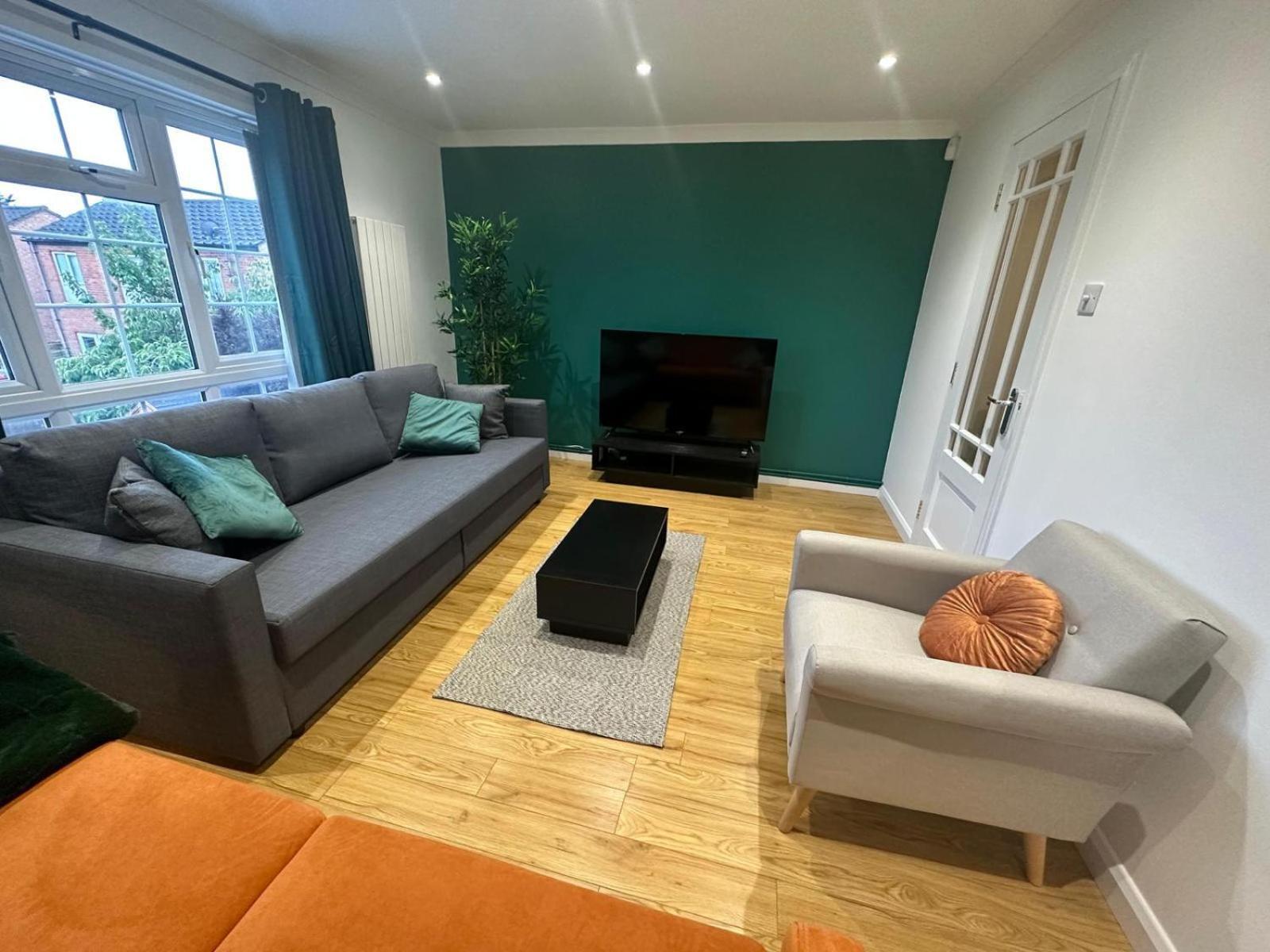 Stylish Townhouse-sleeps 9-free Parking * Milton Keynes