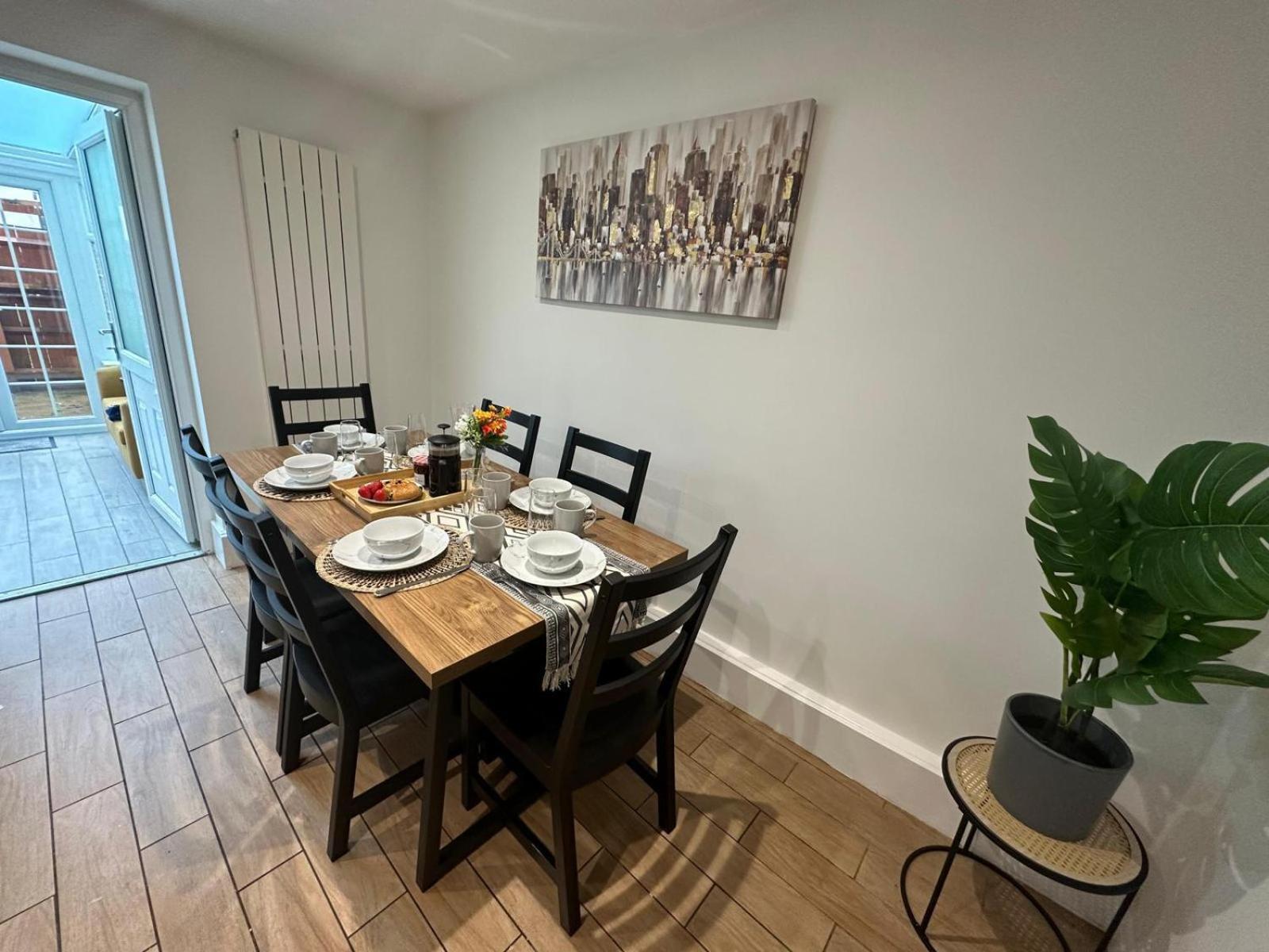 Homestay Stylish Townhouse-sleeps 9-free Parking