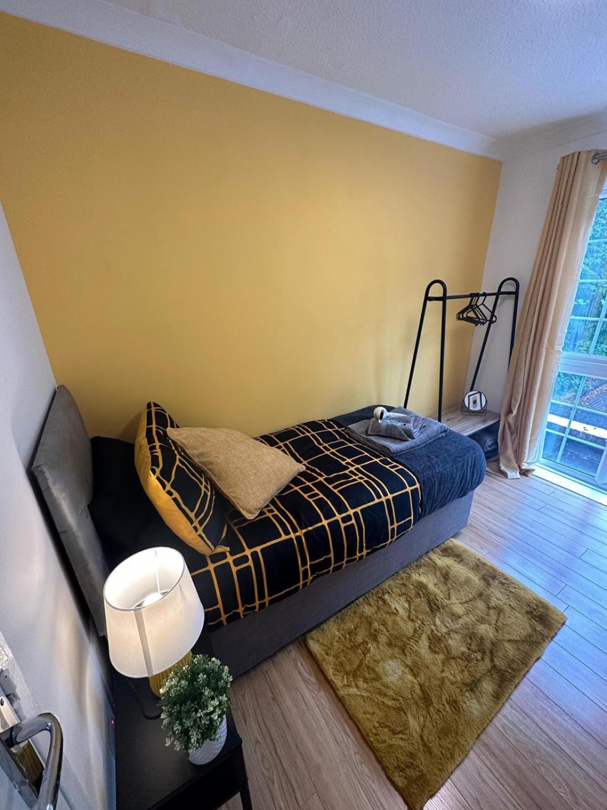 Stylish Townhouse-sleeps 9-free Parking Homestay