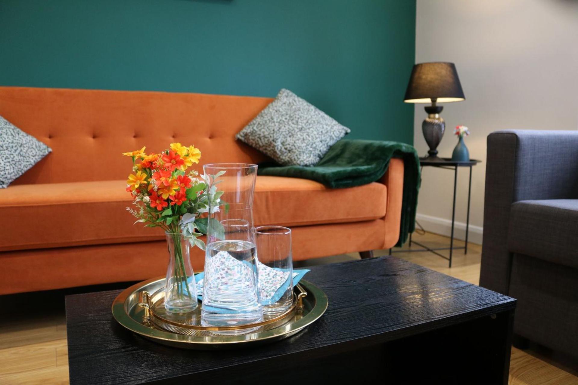 Stylish Townhouse-sleeps 9-free Parking Homestay *