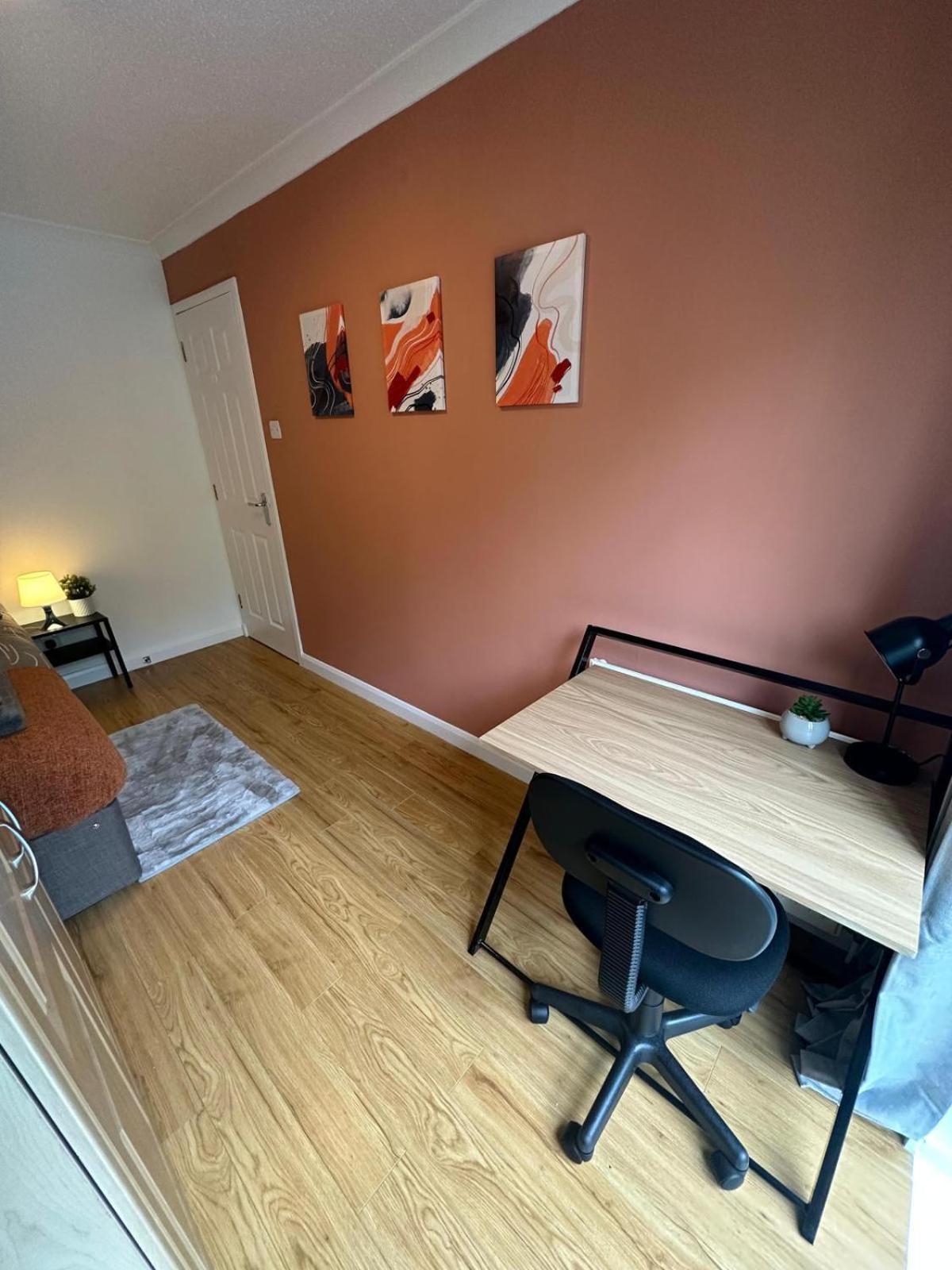 Homestay Stylish Townhouse-sleeps 9-free Parking