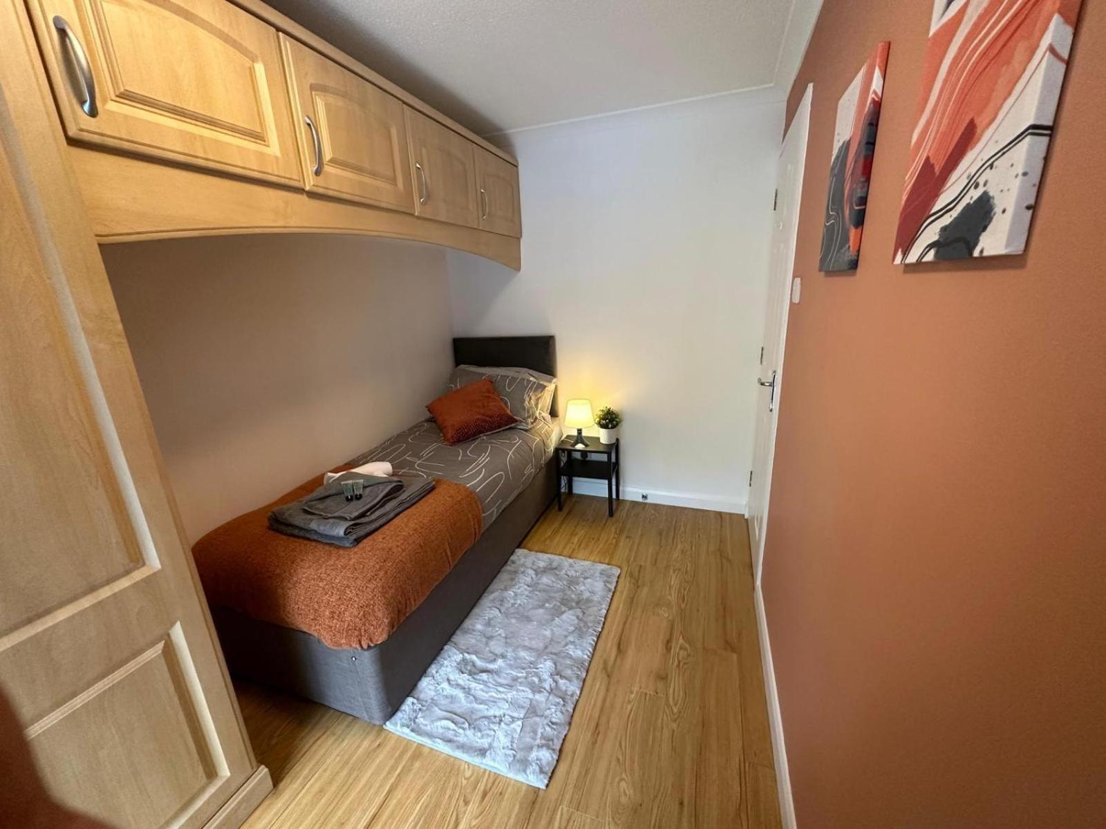 Stylish Townhouse-sleeps 9-free Parking Milton Keynes