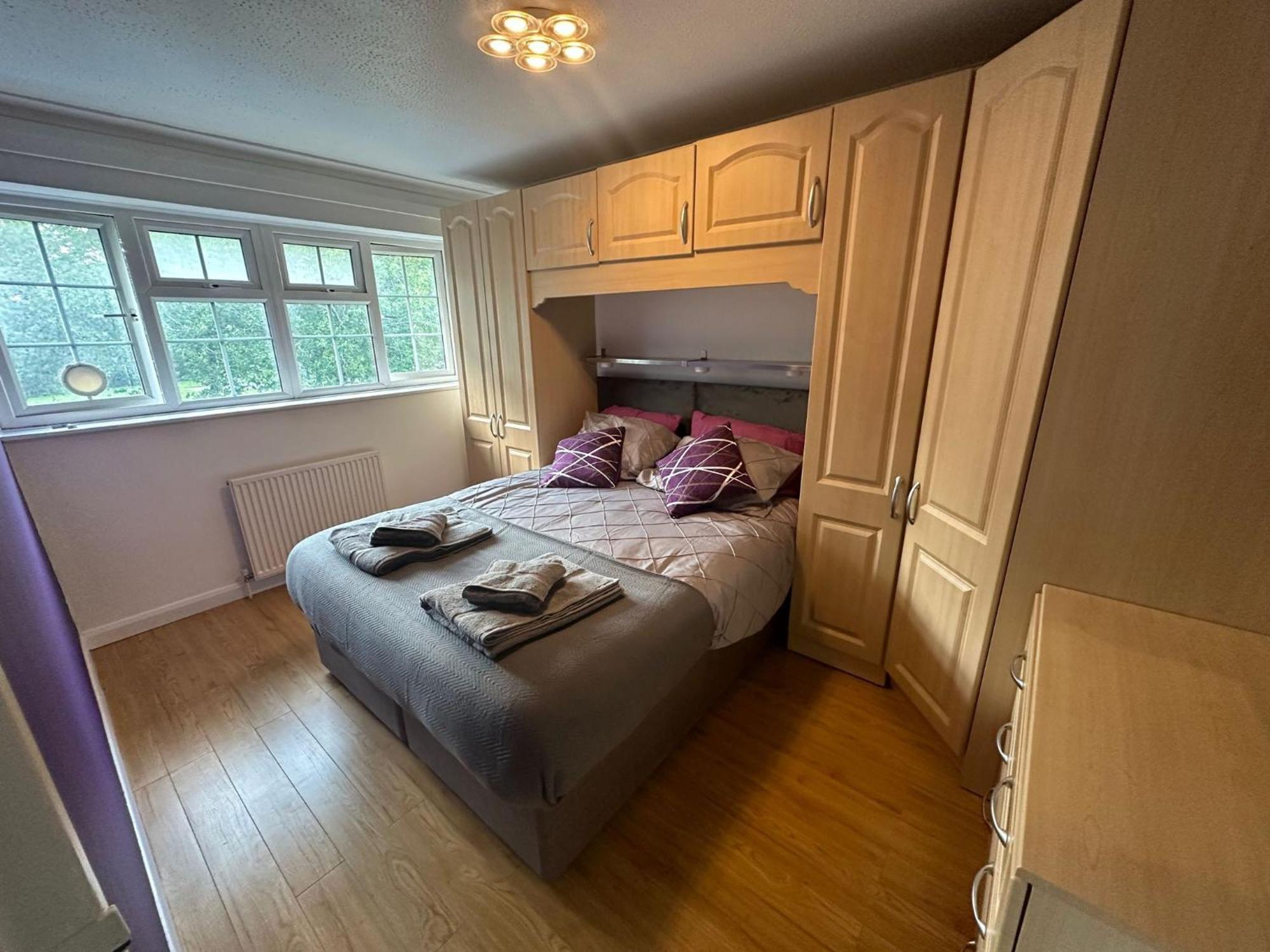 Stylish Townhouse-sleeps 9-free Parking Homestay