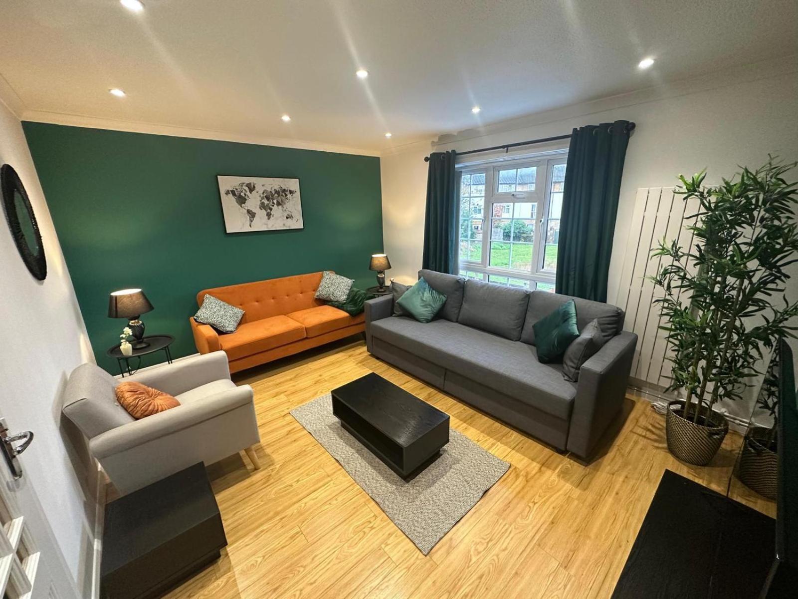 Homestay Stylish Townhouse-sleeps 9-free Parking Milton Keynes