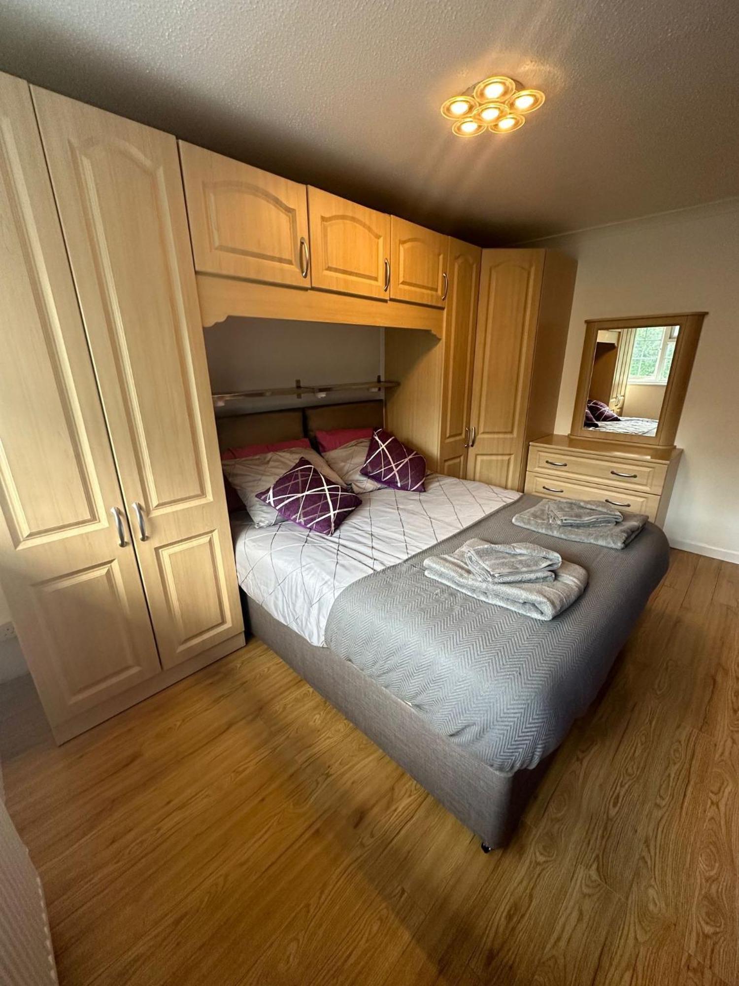 Stylish Townhouse-sleeps 9-free Parking *