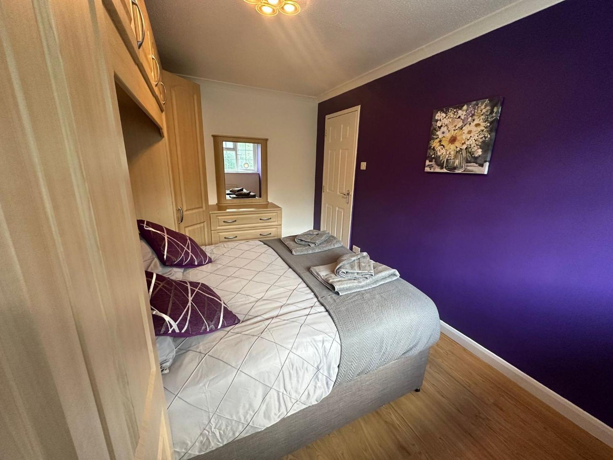 Stylish Townhouse-sleeps 9-free Parking Milton Keynes