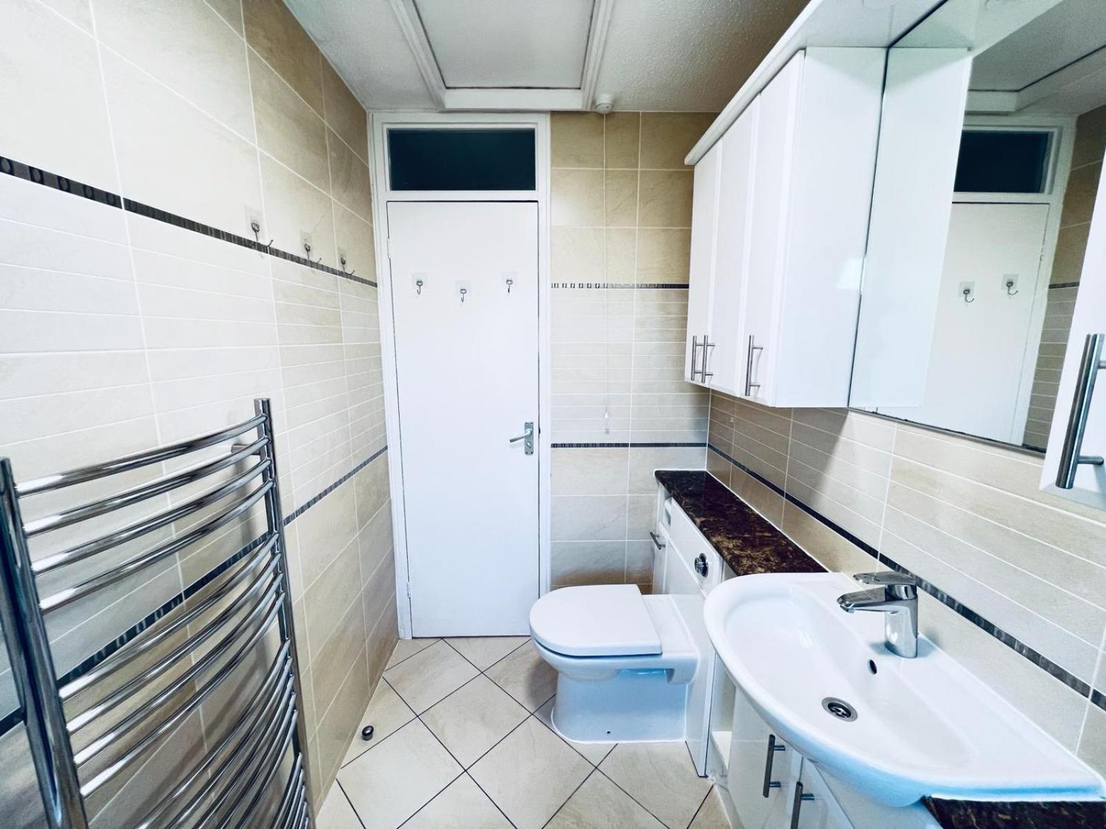 Stylish Townhouse-sleeps 9-free Parking Homestay *