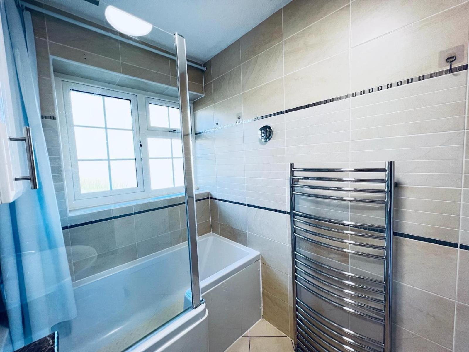 Stylish Townhouse-sleeps 9-free Parking Homestay