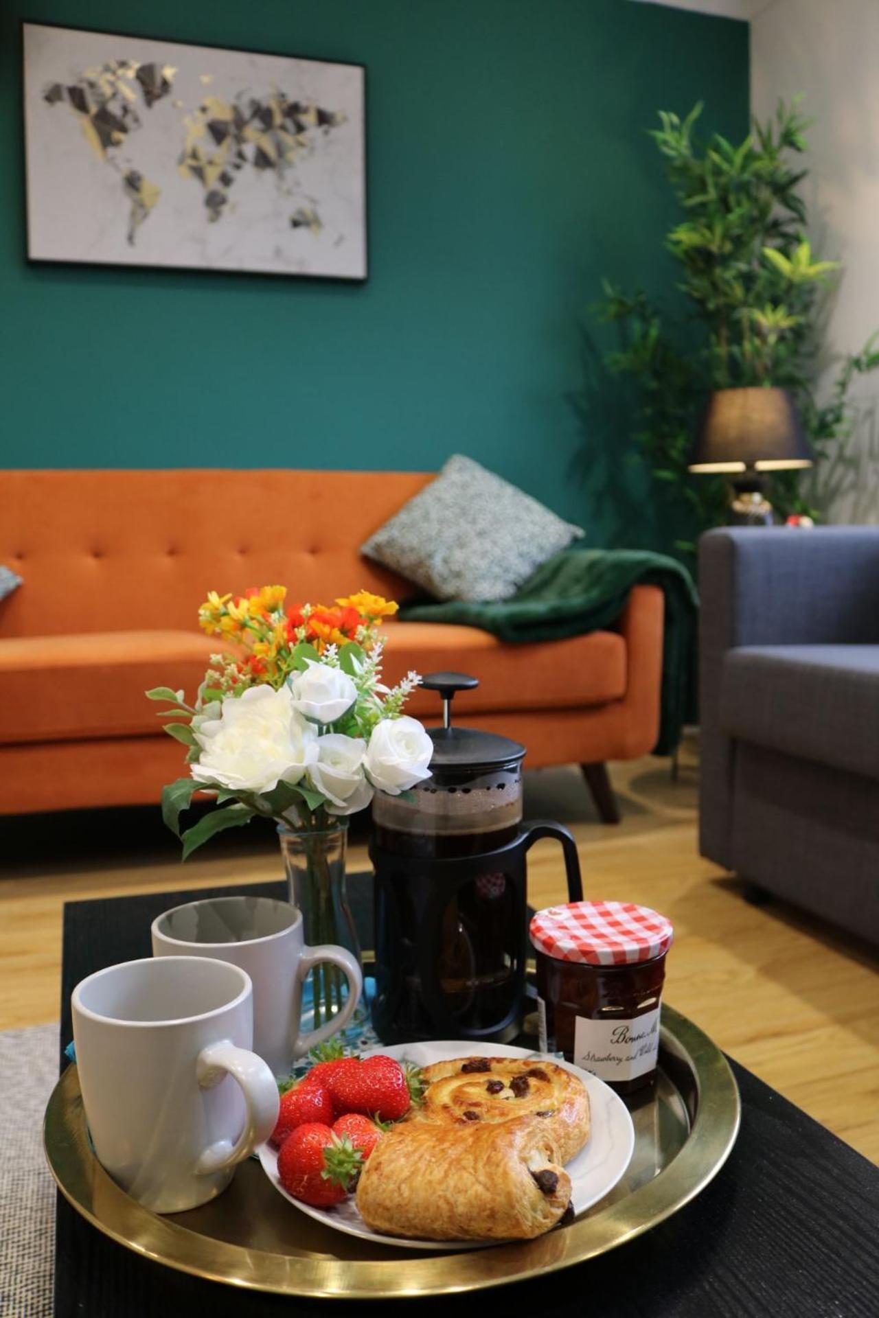 Stylish Townhouse-sleeps 9-free Parking Homestay Milton Keynes