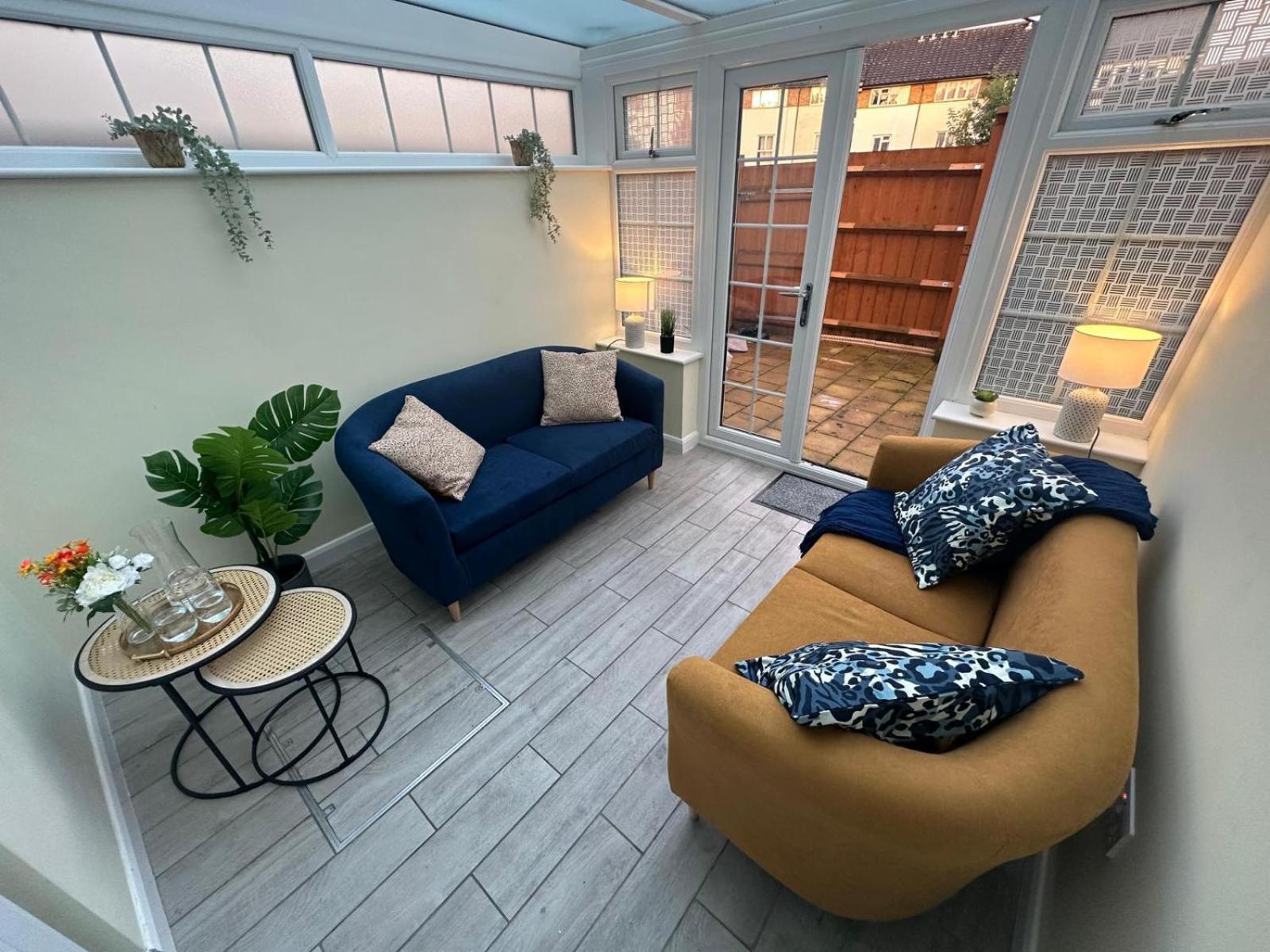 Stylish Townhouse-sleeps 9-free Parking * Milton Keynes