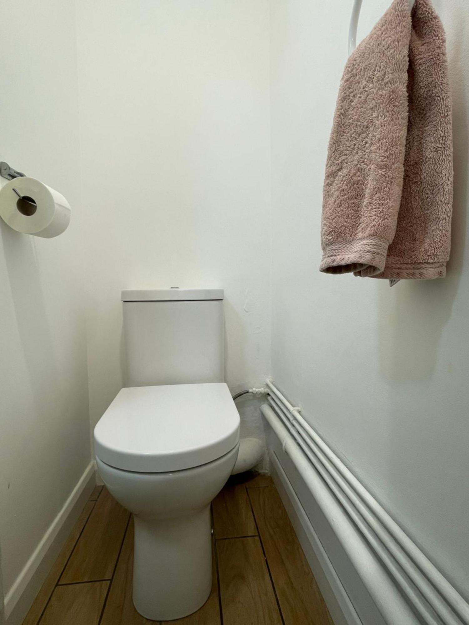 Stylish Townhouse-sleeps 9-free Parking Homestay